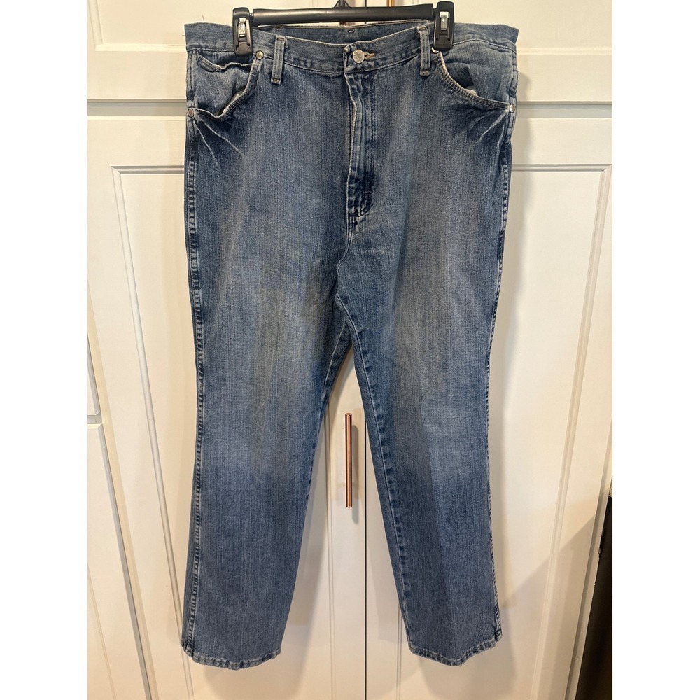 Wrangler Men's Blue Denim Jeans Size 38x32 Classic Fit Straight Leg western